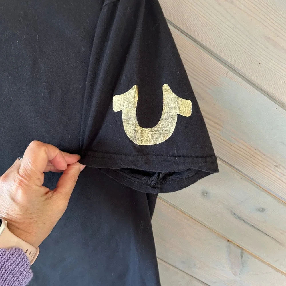 True Religion Mens Black Cotton T-Shirt Gold Horseshoe Logo Size Medium